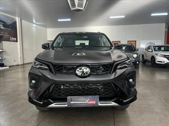 TOYOTA HILUX SW4 2.8 D-4D TURBO DIESEL SRX PLATINUM 7L 4X4 AUTOMÁTICO TOYOTA HILUX SW4 2.8 D-4D TURBO DIESEL SRX PLATINUM 7L 4X4 AUTOMÁTICO
